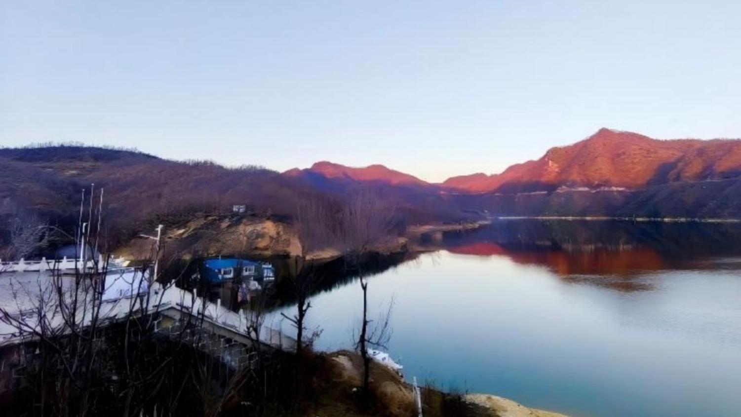 冬沐暖阳：风载湖光清泠