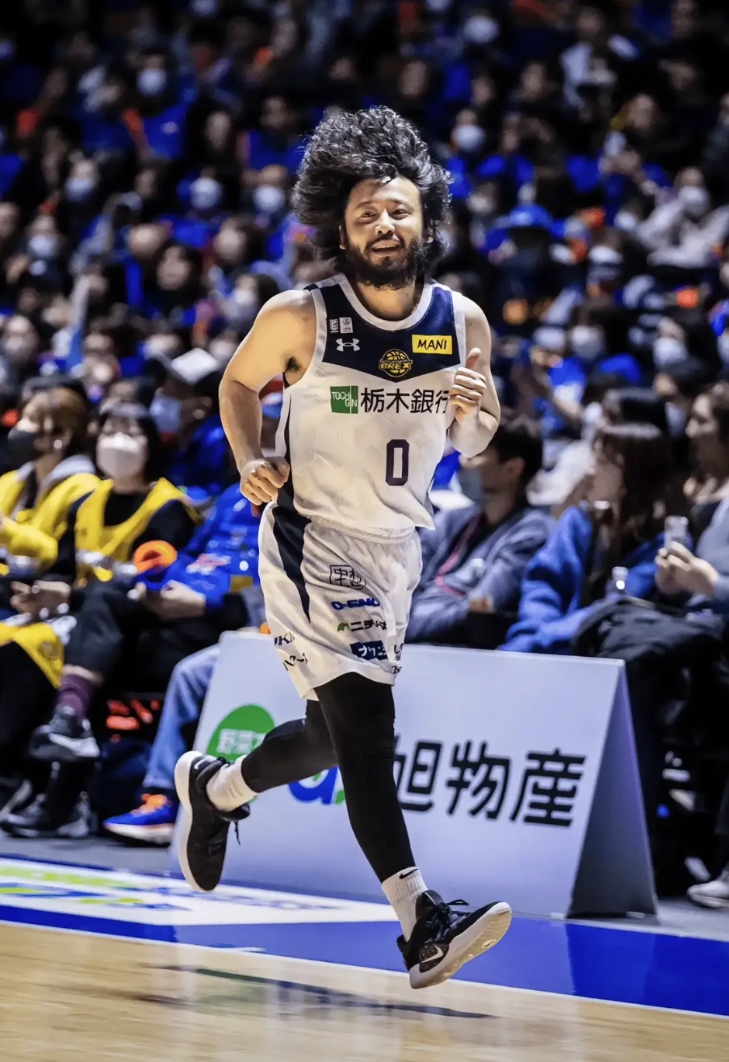 日本不愧是全球老龄化严重的国家

与姚明同岁并且同一时代进入NBA的日本球员田卧