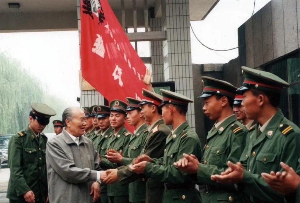 1998年10月，李真将军来到太原63军驻地看望当年他指挥攻城的老部队，受到“猛
