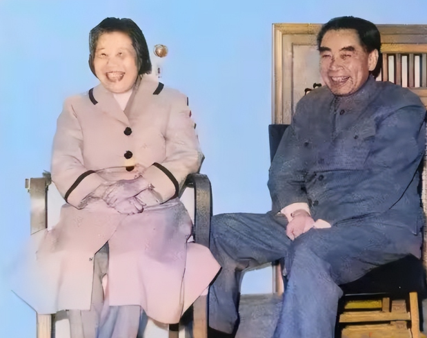 建国初，周总理夫妇在西花厅的一张合影，二人的笑容可亲！

1952 年，有一张周