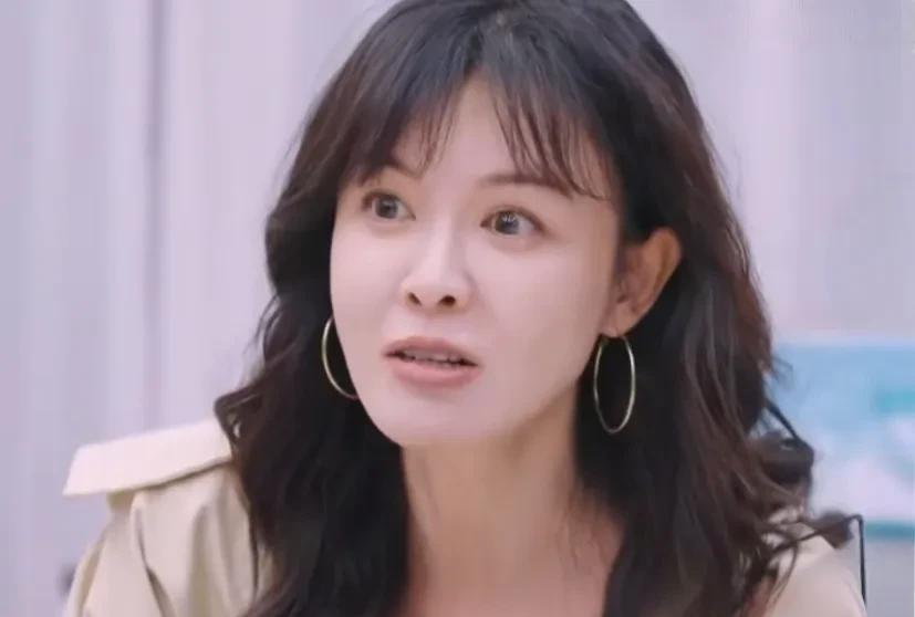 谁懂？听到黄圣依的初恋后网友们都炸锅了！
黄圣依：“大学里面特别向往能够有大学的