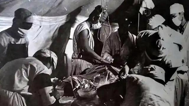 84年，战士为救战友牺牲，送葬时遗体2次滑落，护士连忙开棺检查