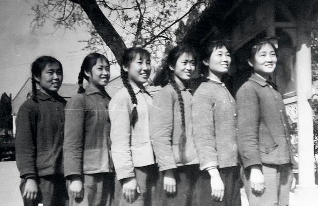 # 70年代下乡知青返城：苦涩旅程与隐秘情事
在70年代，下乡知青返城的路充满了