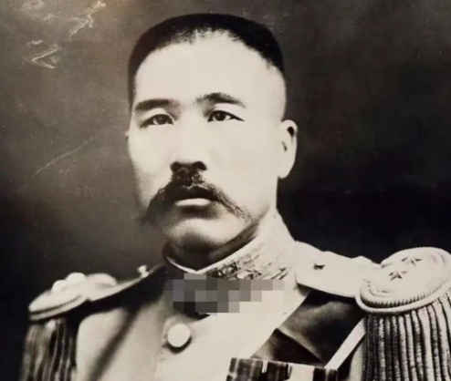 一天晚上，张宗昌把剥光衣服的陈佩瑜，推到烧得滚烫的炕上，陈佩瑜被烫得蹦起三尺高，