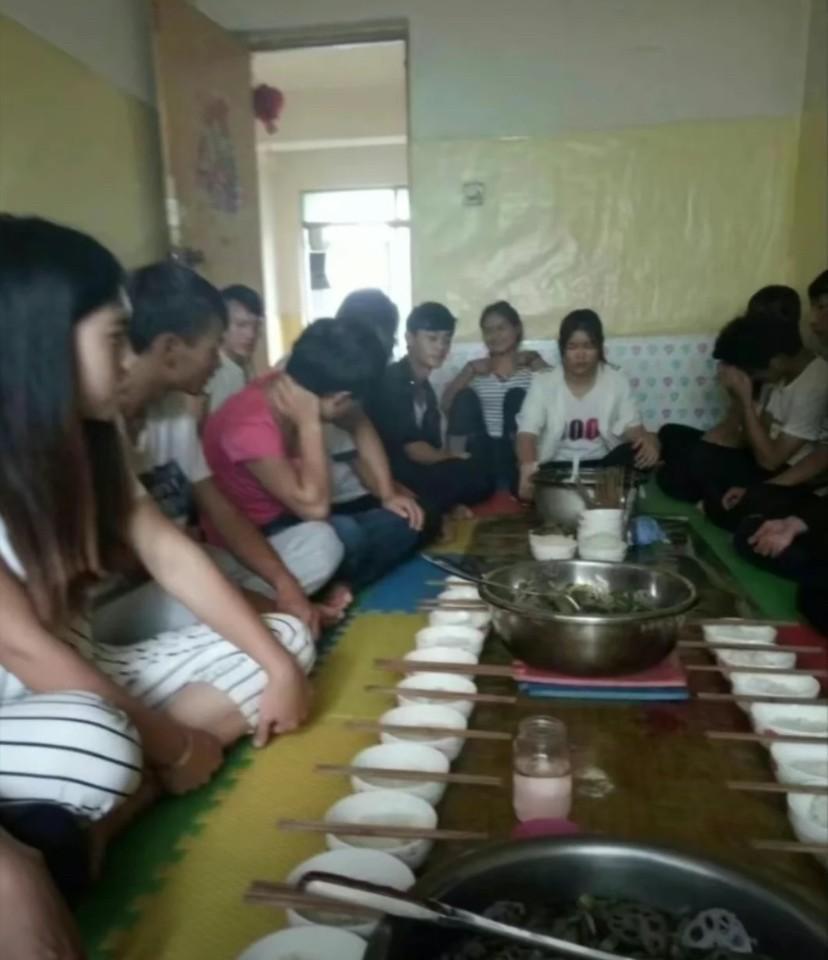 这是在研究什么大事，一群人就吃这俩菜吗～