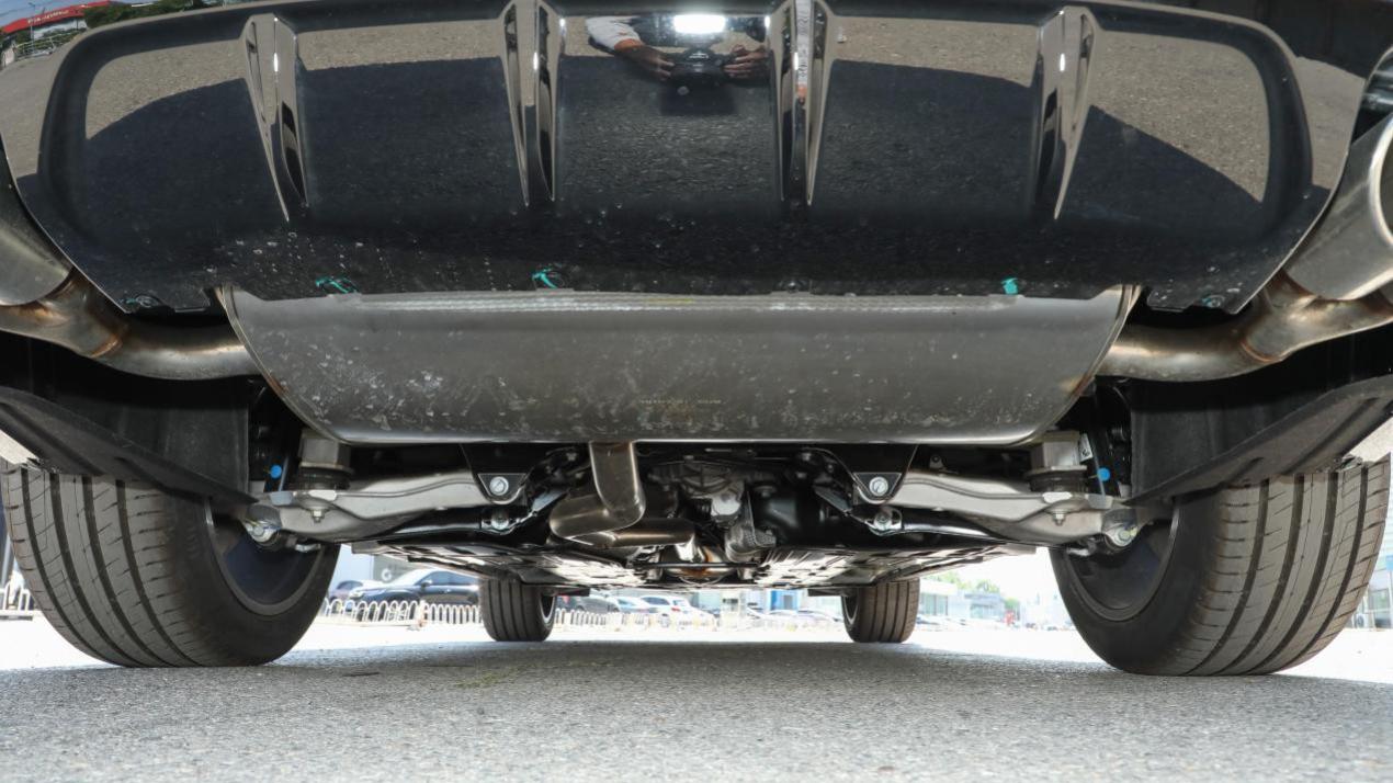 打破合资垄断，20 万级中大型燃油 SUV 新卷王 —— 领克 09！