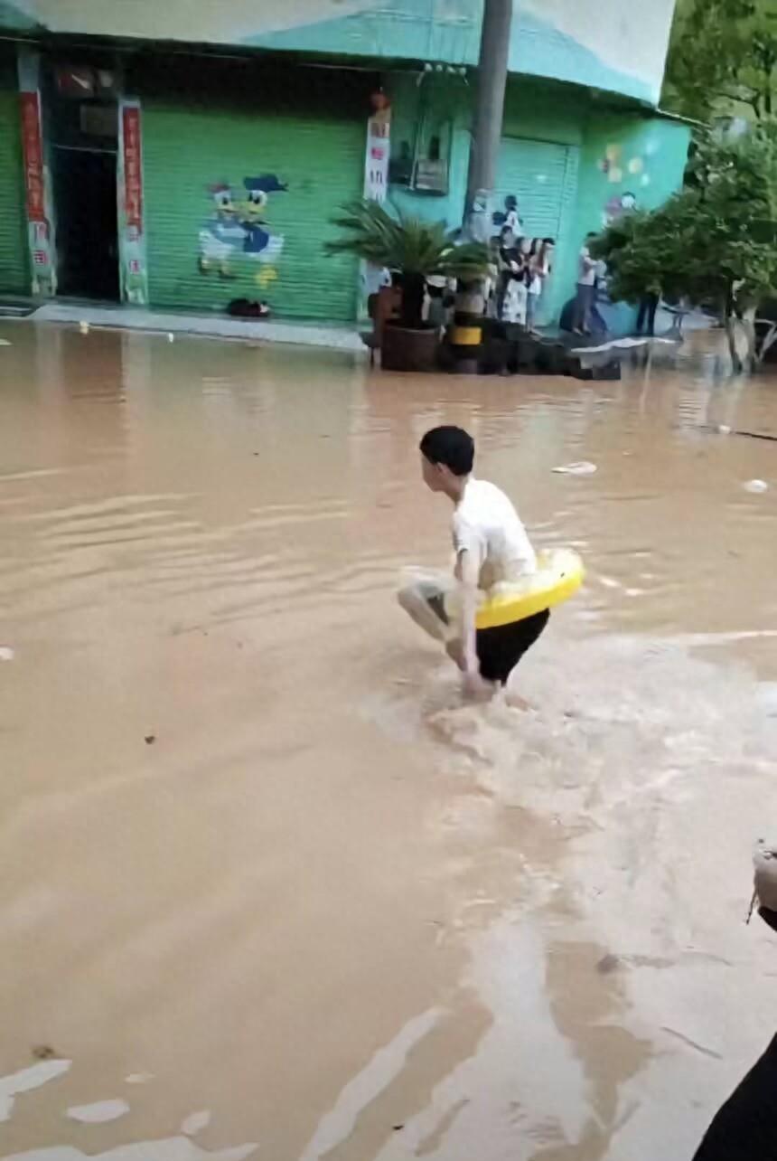 #中考生遇暴雨游到考场 当地用备用卷#在被水淹的城市道路上游泳去参加考试特别危险