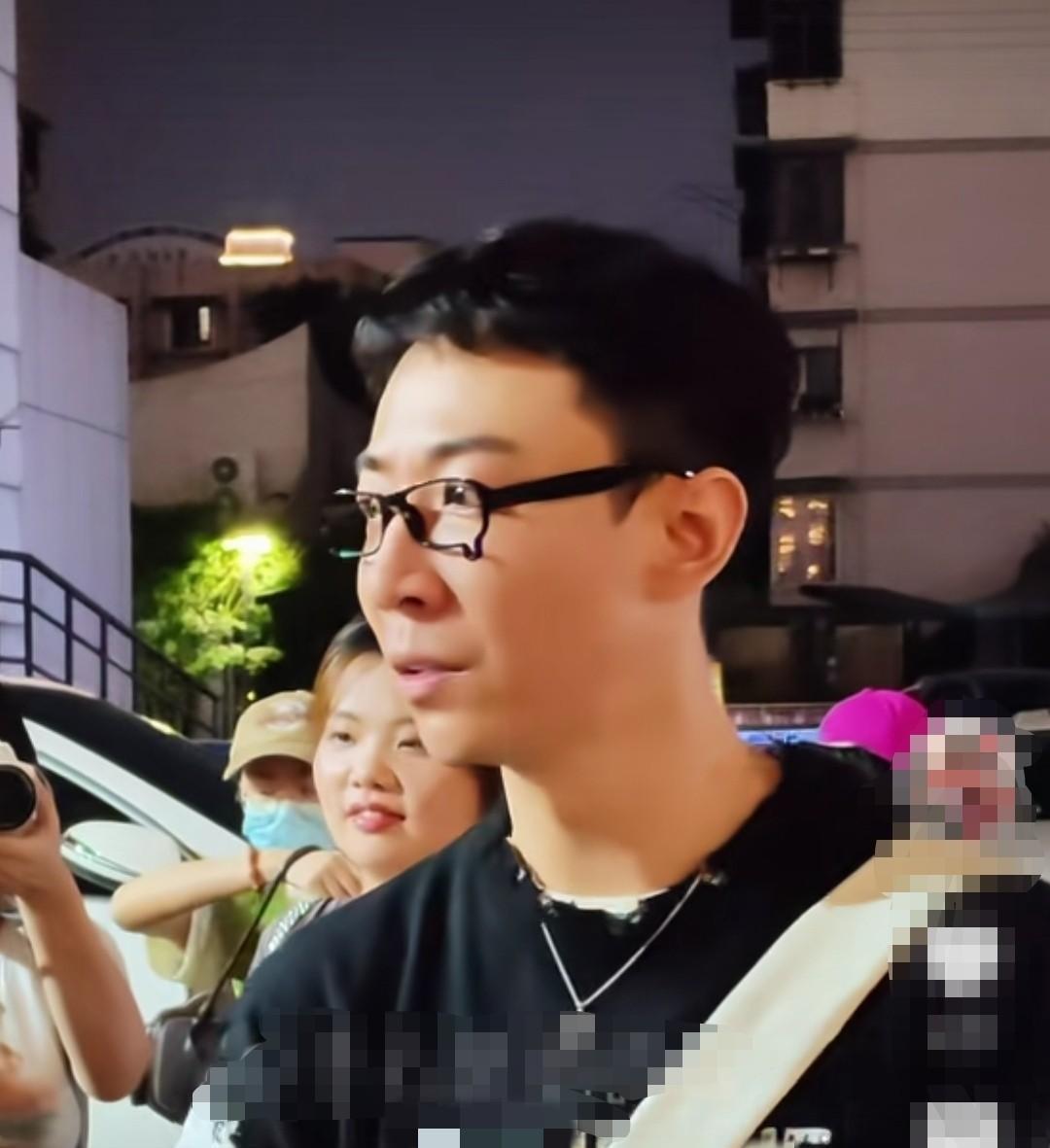 张维伊是个听劝的，
他终于舍得把头发剪短了，
换了一个新的发型，整个人看上去神清