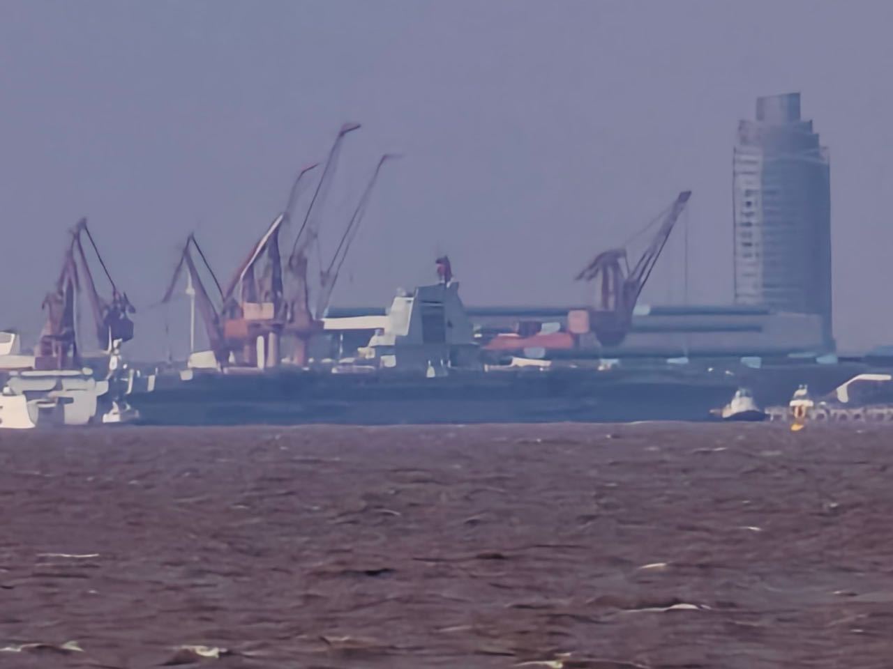 3月18日，福建舰动了开始第7次海试，甲板空荡荡没有舰载机甚至模型。这种情况在以