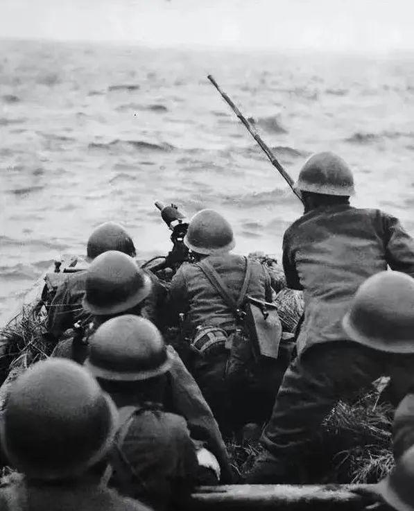 1942年，一位渔夫载着16名日军渡江。突然，他毫无征兆的撤下船桨，朝着江面纵身
