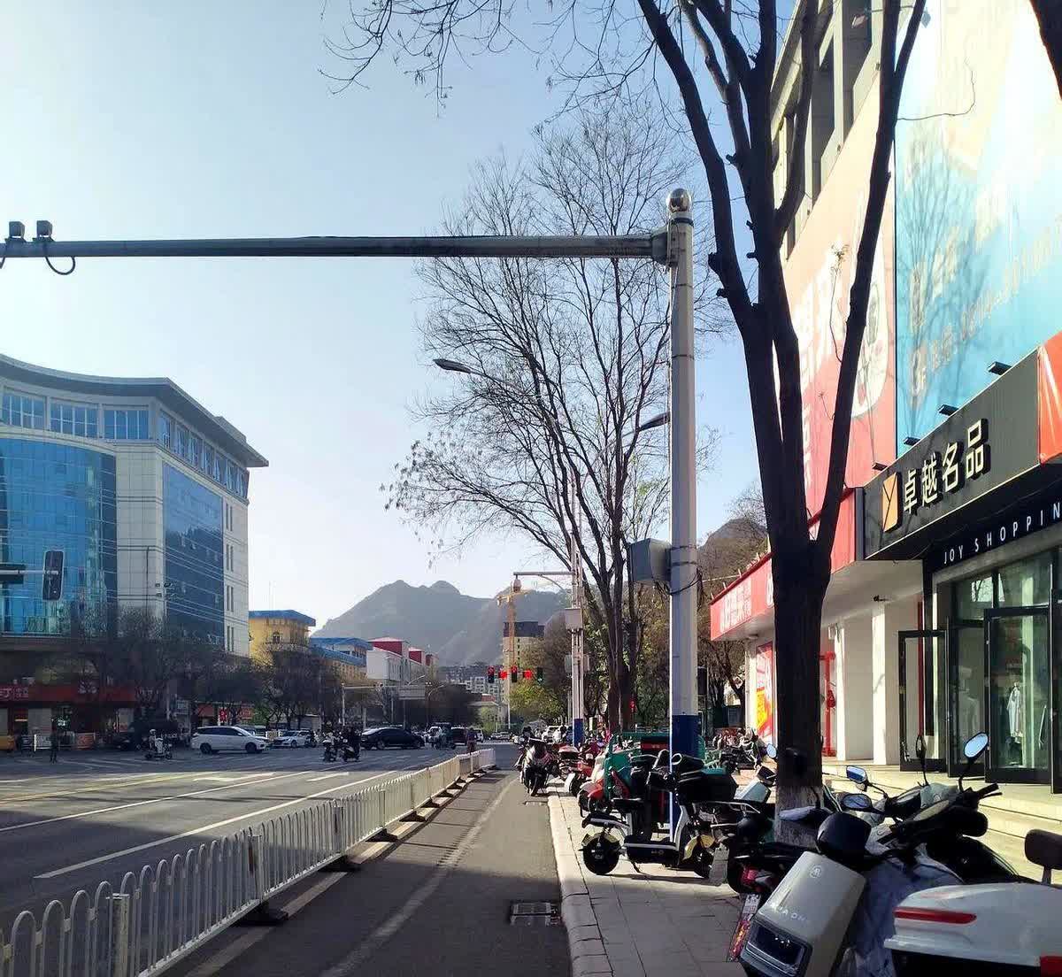 我今年55岁，去报名考驾照，一同排队的都是年轻人，都比我年轻。

我报了手动