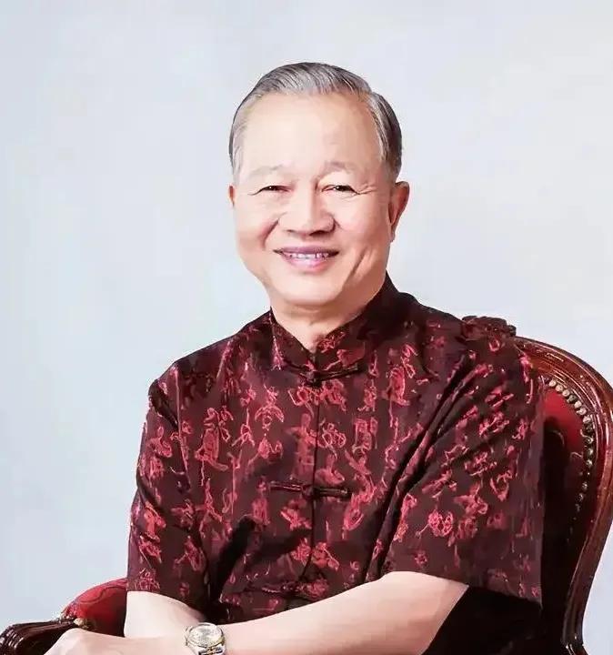 曾仕强教授说：
“把钱看的高于一切的人，一定是个无情的人，为了钱可以牺牲一切的人