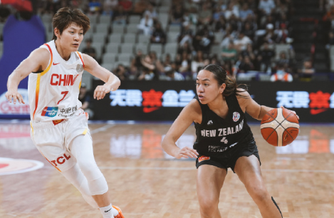 中国女篮小组赛三连胜。无论是"五小"组合，还是"双塔大杀器"，我们看到了全新的女