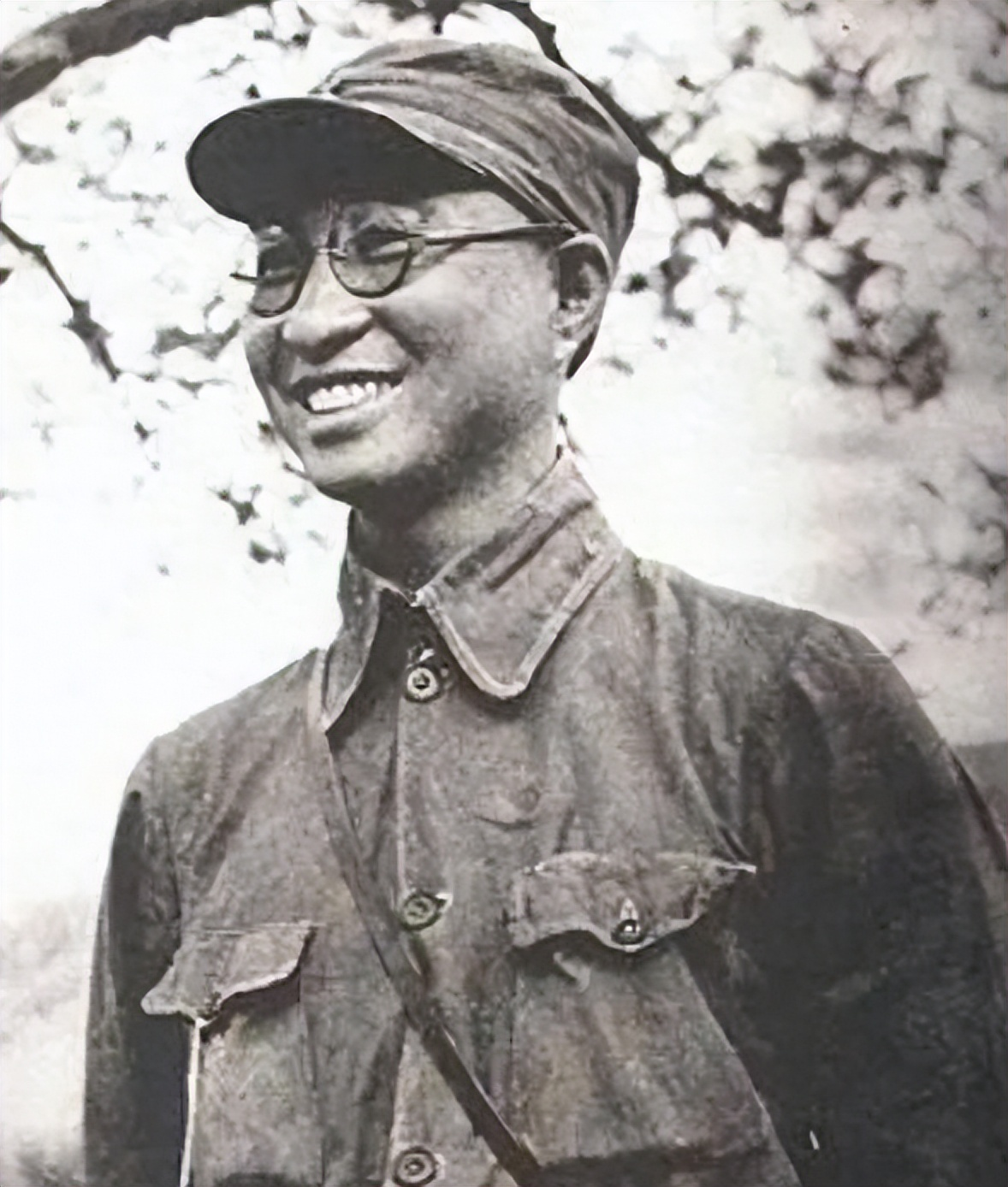 许世友在延安被关押，毛主席亲自去救他，多亏了陈赓的一句话

1937年春天，“张