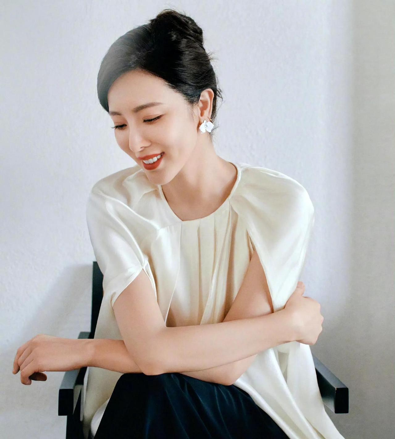 她是继周涛、倪萍之后最有气质的一位女主持人了，长相知性大方，五官精致，身材又苗条