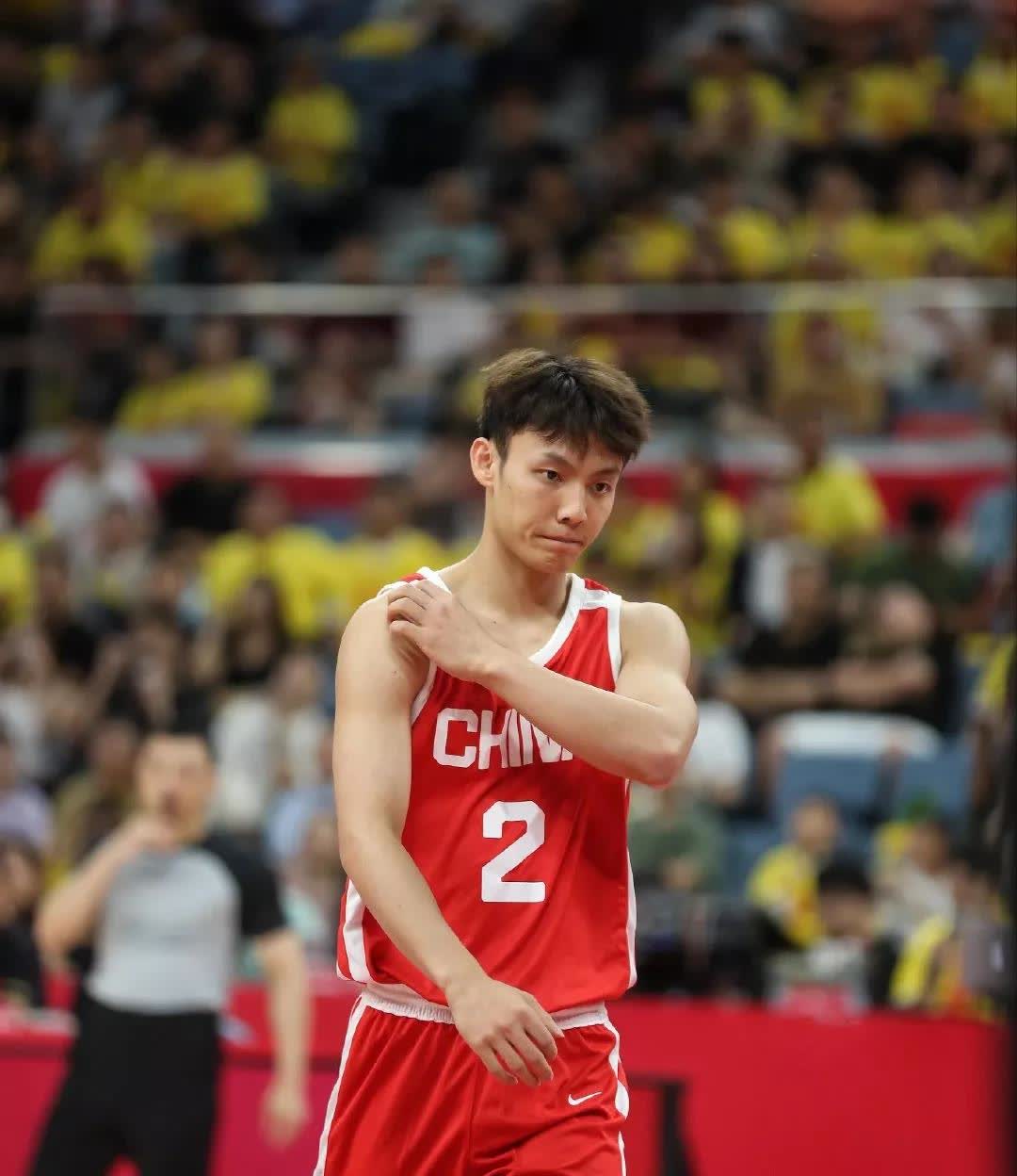 中国男篮被波黑男篮追至5分分差，最后关键时刻，郭士强大刀一挥上了徐杰，仅一个回合