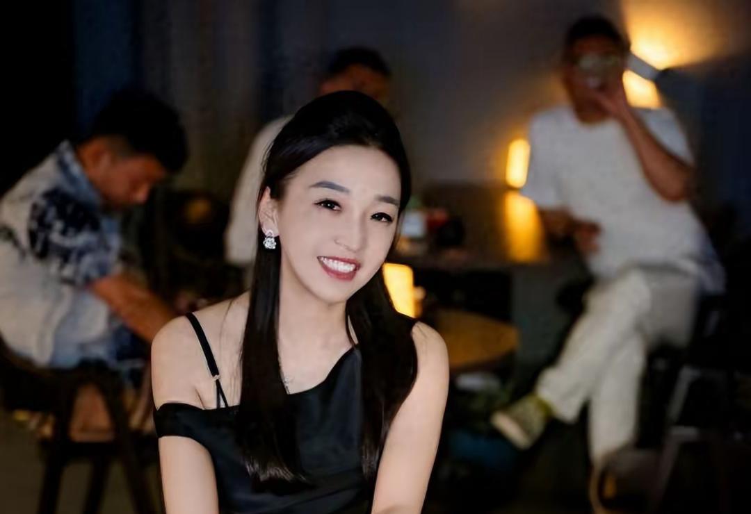 保时捷女销冠真容曝光！工作6年还生了娃，同事披露她卖车多原因。只因为卖出去的豪车