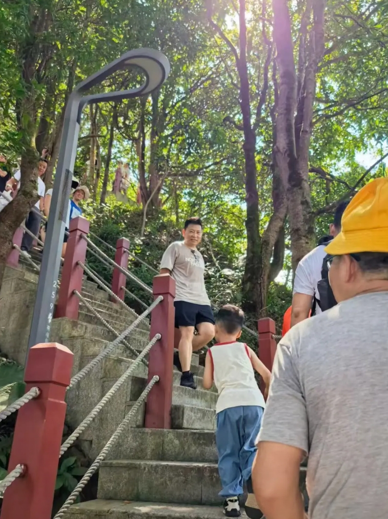 余承东爬塘朗山！

上周末，网友在深圳塘朗山偶遇余承东，山下停着余总代步的紫色享