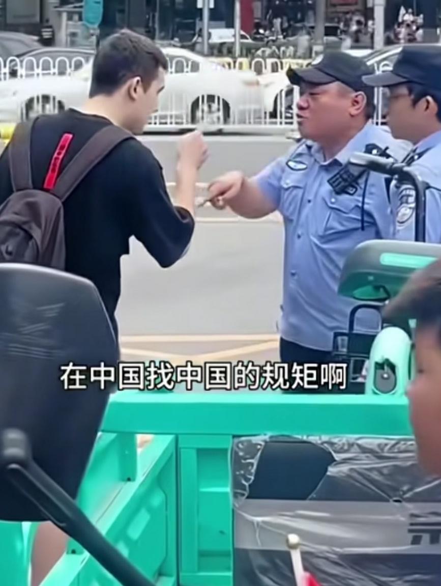 这个白人很嚣张，为帽子叔叔点赞。