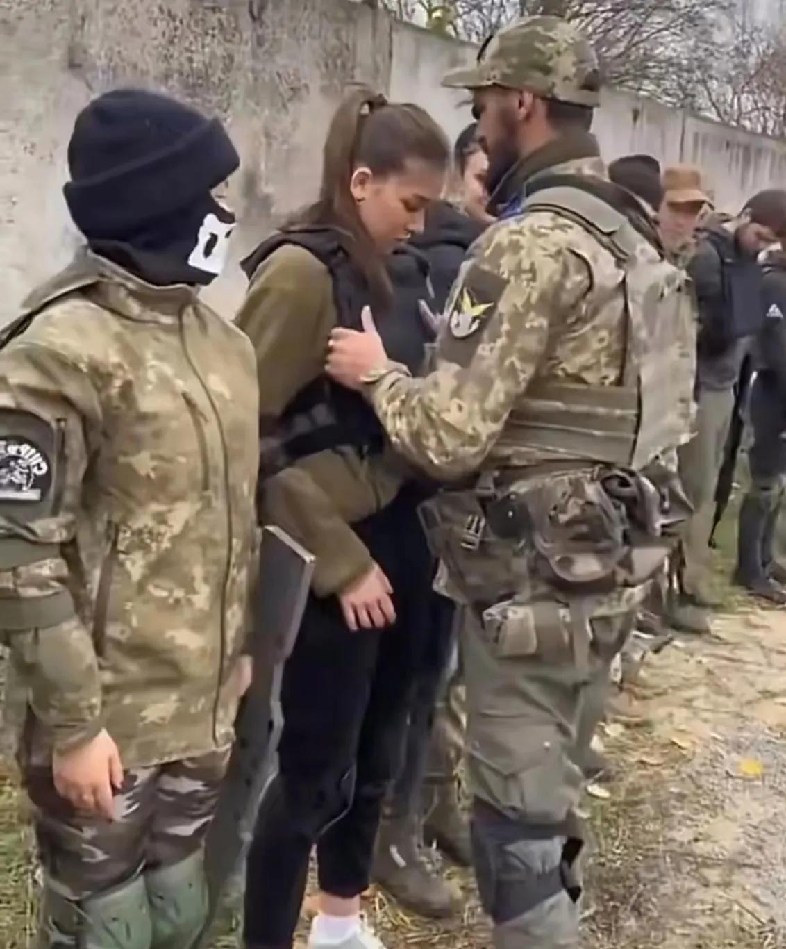 乌克兰教官训练新兵视频被曝光，画面中教官对一位女兵整理服装。
这一幕被曝光后，引