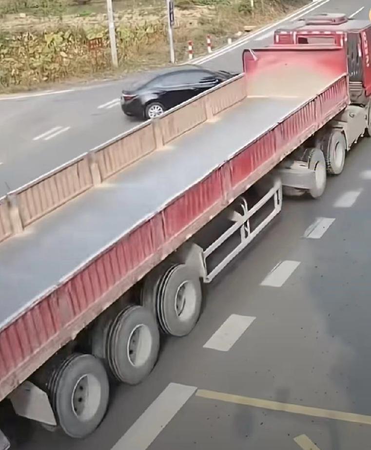 俗话说:“看见大货车，马上躲三分”，不管自己开车技术多高，看见大车，都会心里毛怼