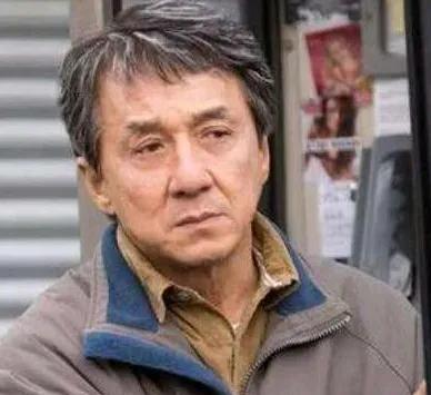 成龙新电影，
5天票房才400多万，
不止电影卖不动，就连成龙大哥的审美都被大家