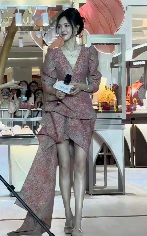 唐嫣，身高172cm，离开美颜和滤镜就是一个普通人。
