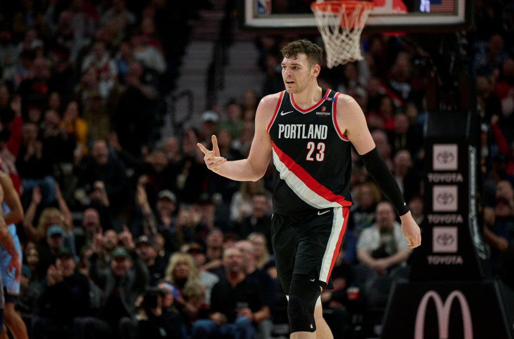 NBA常规赛，开拓者139-119大胜勇士。
本场比赛首发中锋克林根出战21分钟