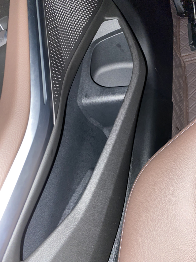 不一样的宝马三系
你们的三系也这样吗？后排杯架不一样，买了15天自己洗车才发现3