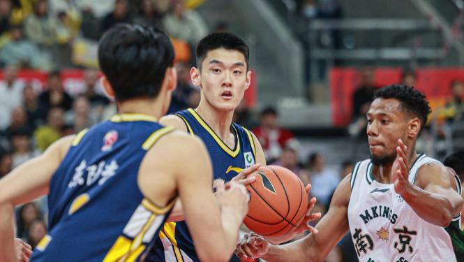 广东半场领先同曦13分！三人满分一人崩盘，杜锋脸色难看？