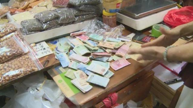 广东男子两年持续扔钱，并且不承认现金是他扔的