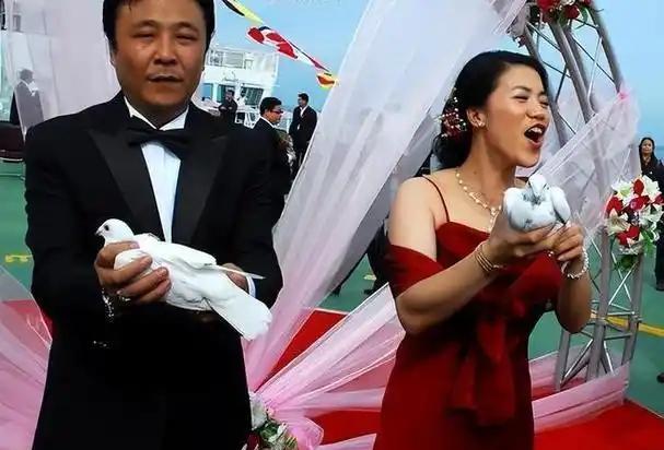 [浮云]2001年，郭斌和王楠相恋，王楠的父母知道后，就对郭斌说：“你不仅年纪大