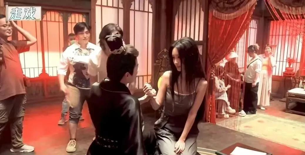 孟子义这路透造型简直太绝了！
长发黑裙，利落又带劲儿，想象她演现偶，那气场、那颜