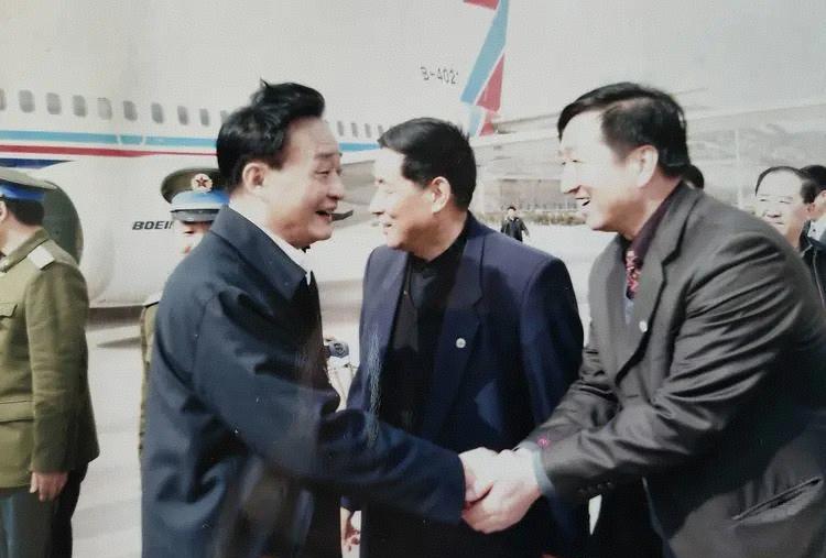 2005年4月，吴邦国结束在延安的视察考察工作，在延安机场与市公安局局长刘永岗（