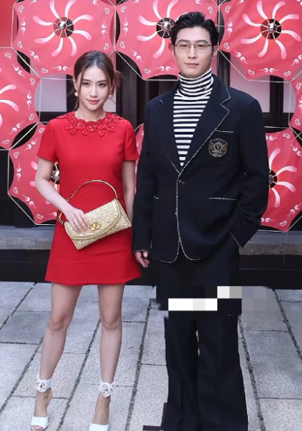 窦骁跟何超莲夫妻一起出来营业，两个人应该有矛盾吧，都感觉有点儿陌生了