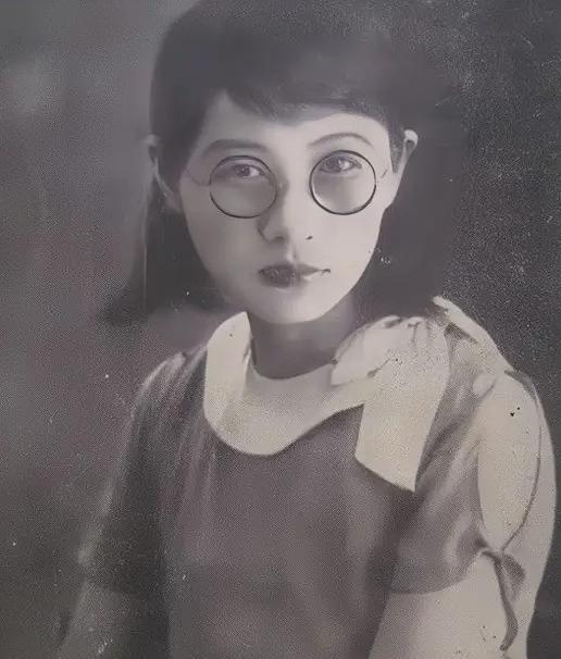 1909年，16岁的白薇结婚后，丈夫和婆婆对她非打即骂，婆婆甚至去咬断了她的脚筋