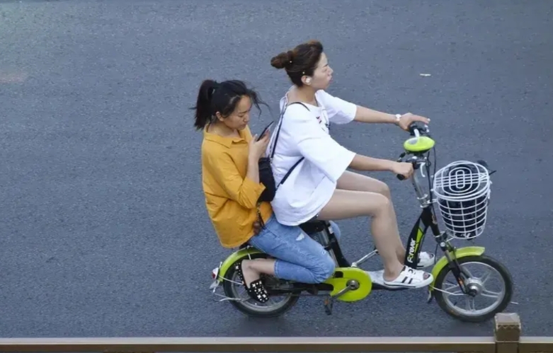 中国的城市街道面貌已经被电动自行车和共享单车整的乱七八糟，一个字：乱！就拿人口密