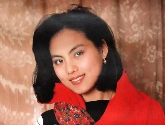 1995年，28岁的乐韵纵身一跃，从13楼窗台跳了下来。临死之前，母亲一遍又一遍