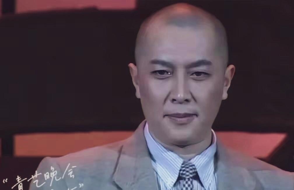 这是1998年的唐国强，当时已经46岁，人到中年，即使光头造型，成熟模样魅力超群