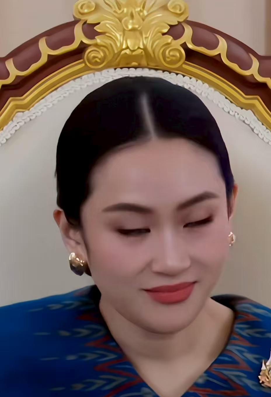 佩通坦失去总理之位，还能担任文化部长，问题不大。这次的经历，全当是年轻时代付出的