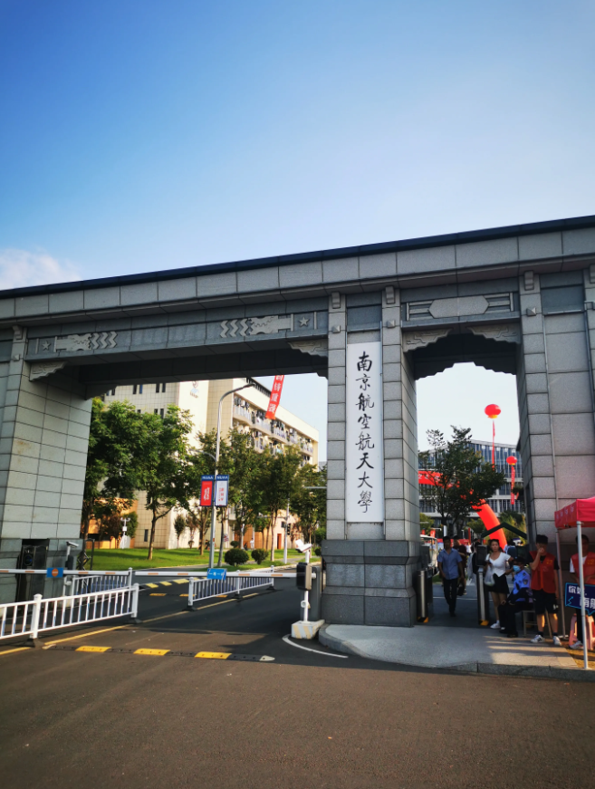 去年儿子高考报志愿，关于是否报军校，父子俩争论不休。
老公是92年高考的，被军校