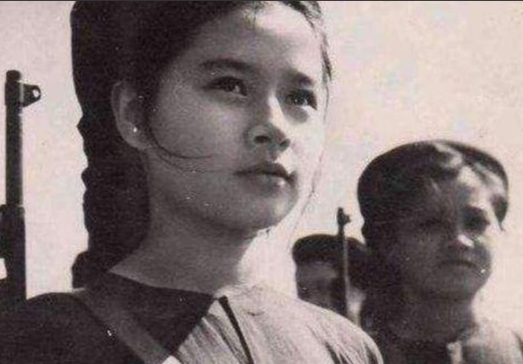 1979年，黄干宗被两个越南女兵抓走，他已经做好赴死的准备，谁知她们却说：“我们