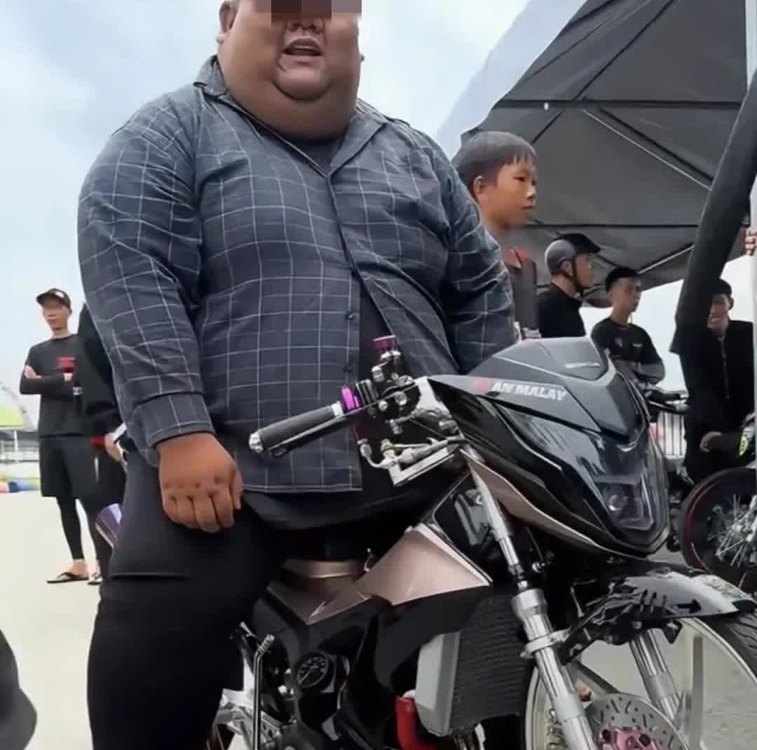 他为何要如此糟蹋车子，为何不下定决心减减肥？胖成这样一言难尽。