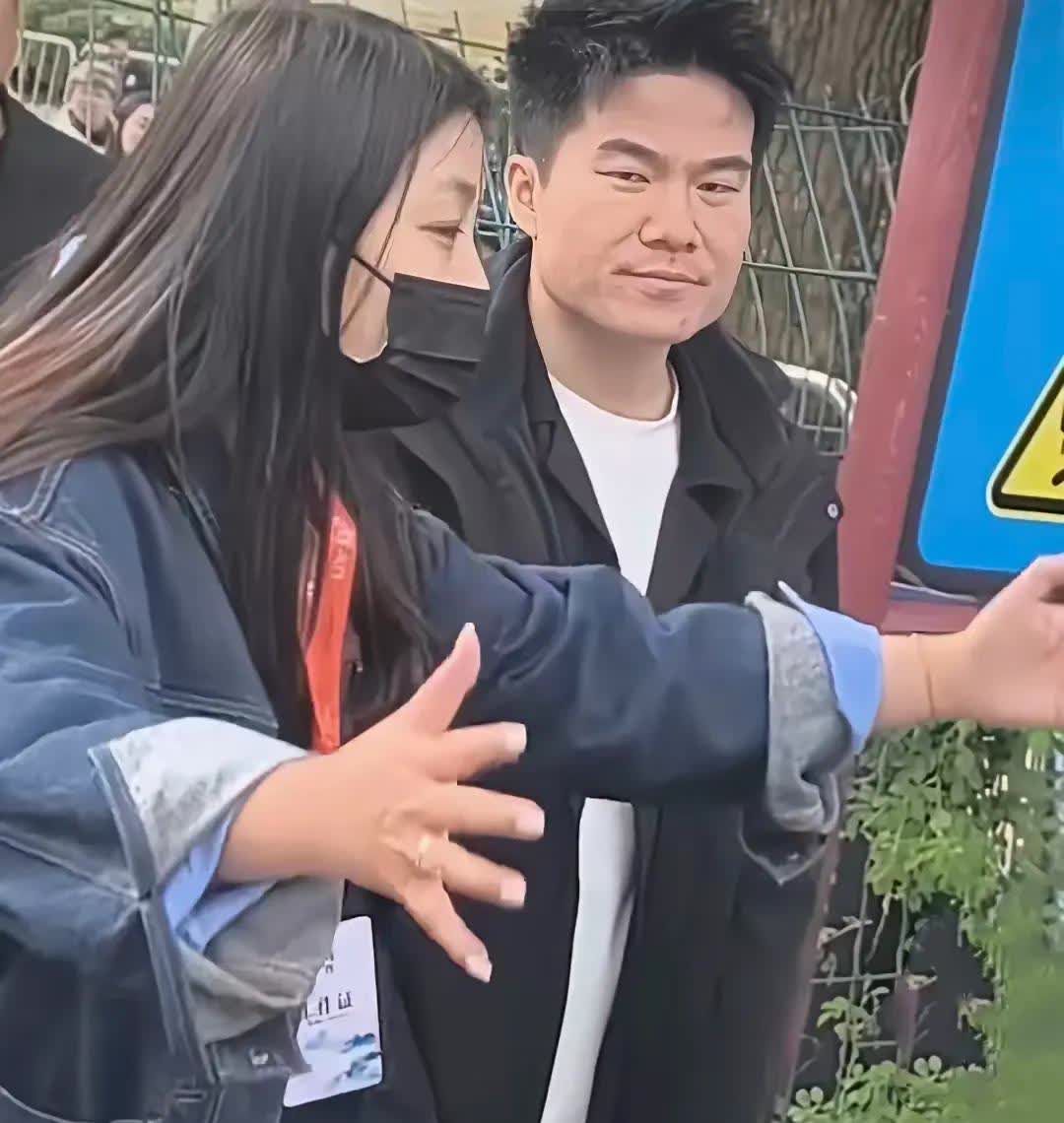 彪哥，
就方琳能管了他。

他的行程，
全都得听从方琳的安排。

刚