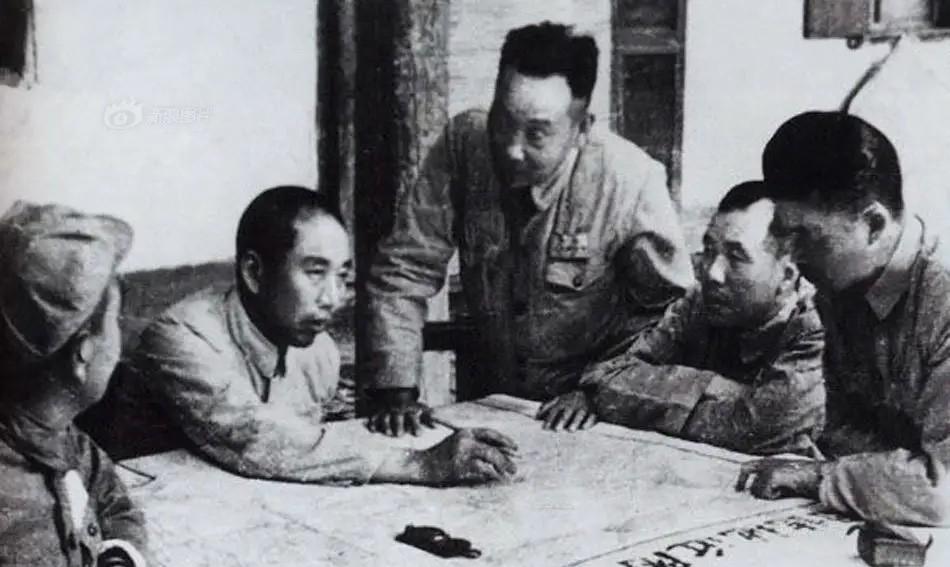 1950年，王震与陶峙岳等将领规划石河子垦区的场景。1949年新疆和平解放后，毛
