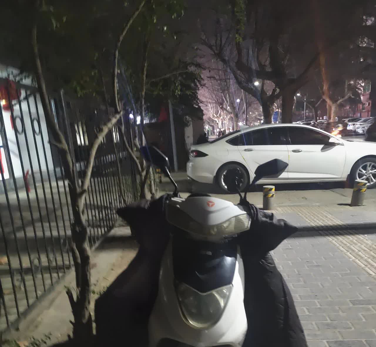陪伴我6年的雅迪电动车，好搭档。60V20A。从来没掉过链子，前轮换过2次轮胎，