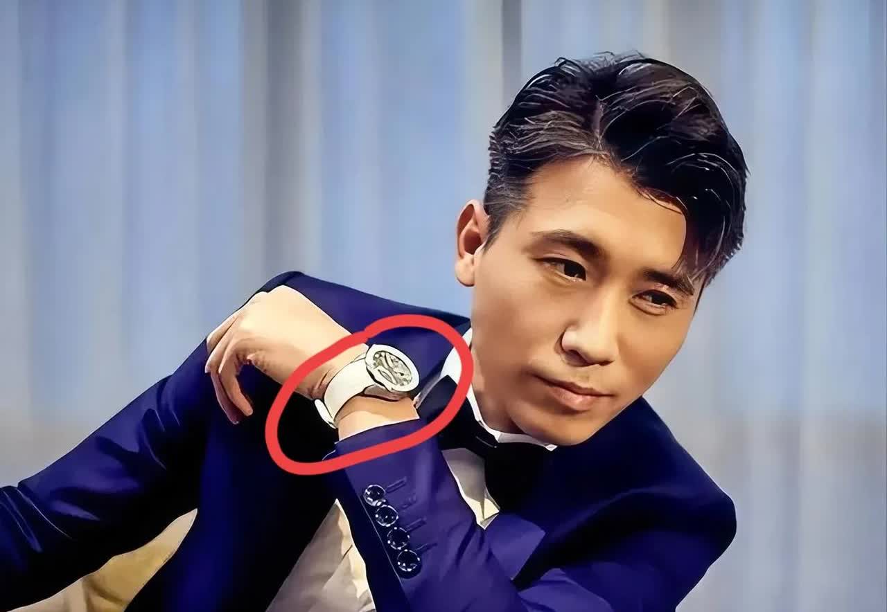 李乃文你这次可不得了！
话剧谢幕霸榜热搜第一就算了
低调了半辈子，居然用这种