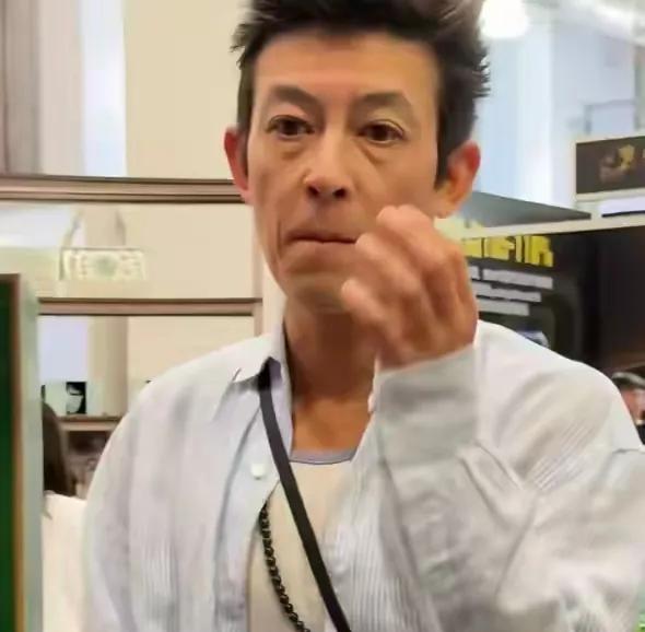 曾经的一代男神，如今竟衰老成这样子了！
今年才刚45岁的陈冠希最近在出席活动的时