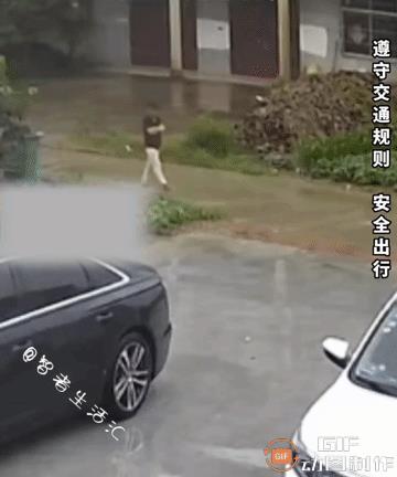 “活该！”一名男子途经积水路段时，看见迎面驶来一辆车，便两次示意该车缓行……
不