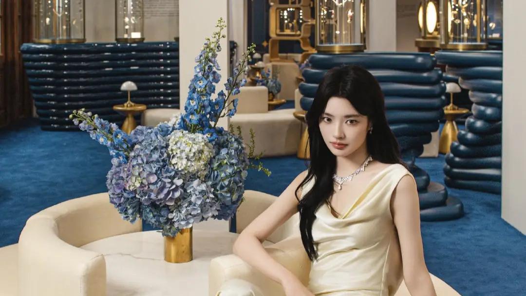 徐若晗亮相伯爵珠宝展，优雅灵动诠释高珠魅力